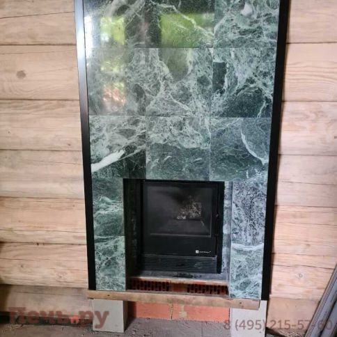 Банная печь ИзиСтим Сочи в трёхстороннем кожухе с открытым верхом из змеевика фото 3