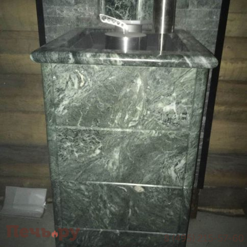 Банная печь ИзиСтим Сочи в трёхстороннем кожухе с открытым верхом из змеевика фото 4