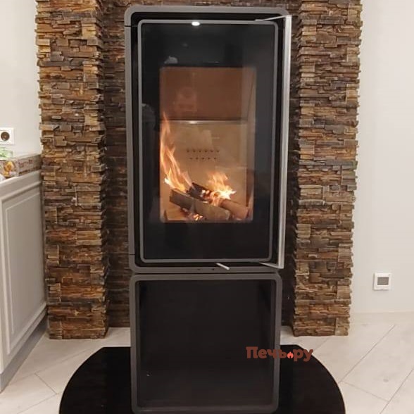 Печь камин Астов Куб (ПК 4581) на дровнике видео